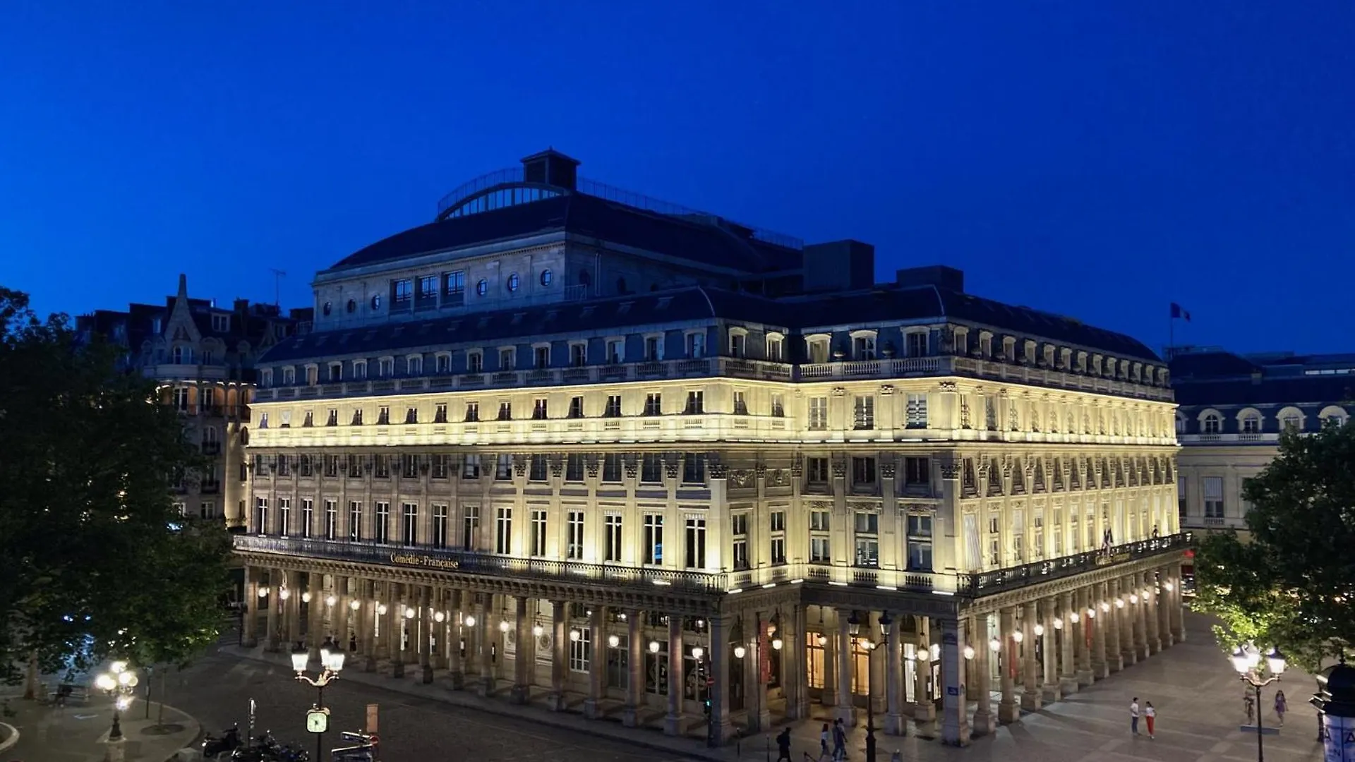 Palais Royal Apartment *